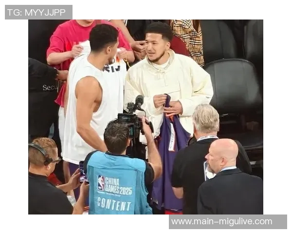 布克谈NBA中国赛意义强调篮球无国界与中国球迷的热情支持 布克谈NBA中国赛意义强调篮球无国界与中国球迷的热情支持