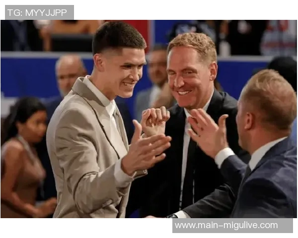 姚明与篮网新秀杰明同框合影引发热议谁能在巨人面前不变矮人 姚明与篮网新秀杰明同框合影引发热议谁能在巨人面前不变矮人