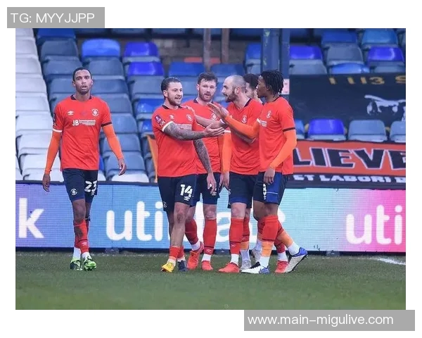 卢顿主场悬挂新帅威尔希尔老球衣彰显青训情怀 卢顿主场悬挂新帅威尔希尔老球衣彰显青训情怀