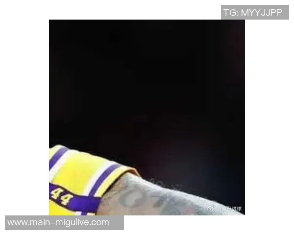 詹姆斯重温青春岁月更新IG头像展现16岁爆炸头造型采访照 詹姆斯重温青春岁月更新IG头像展现16岁爆炸头造型采访照