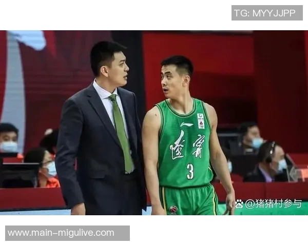 杨鸣与杜锋赛后微笑拥抱展现对输球的坦然态度 杨鸣与杜锋赛后微笑拥抱展现对输球的坦然态度